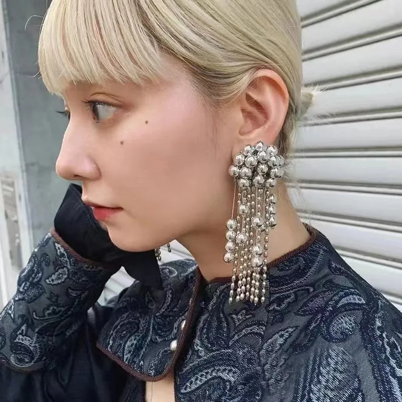 Exaggerated individualistic metal ball beaded fringed earrings, suitable for travel, vacation, public relations and jewelry.