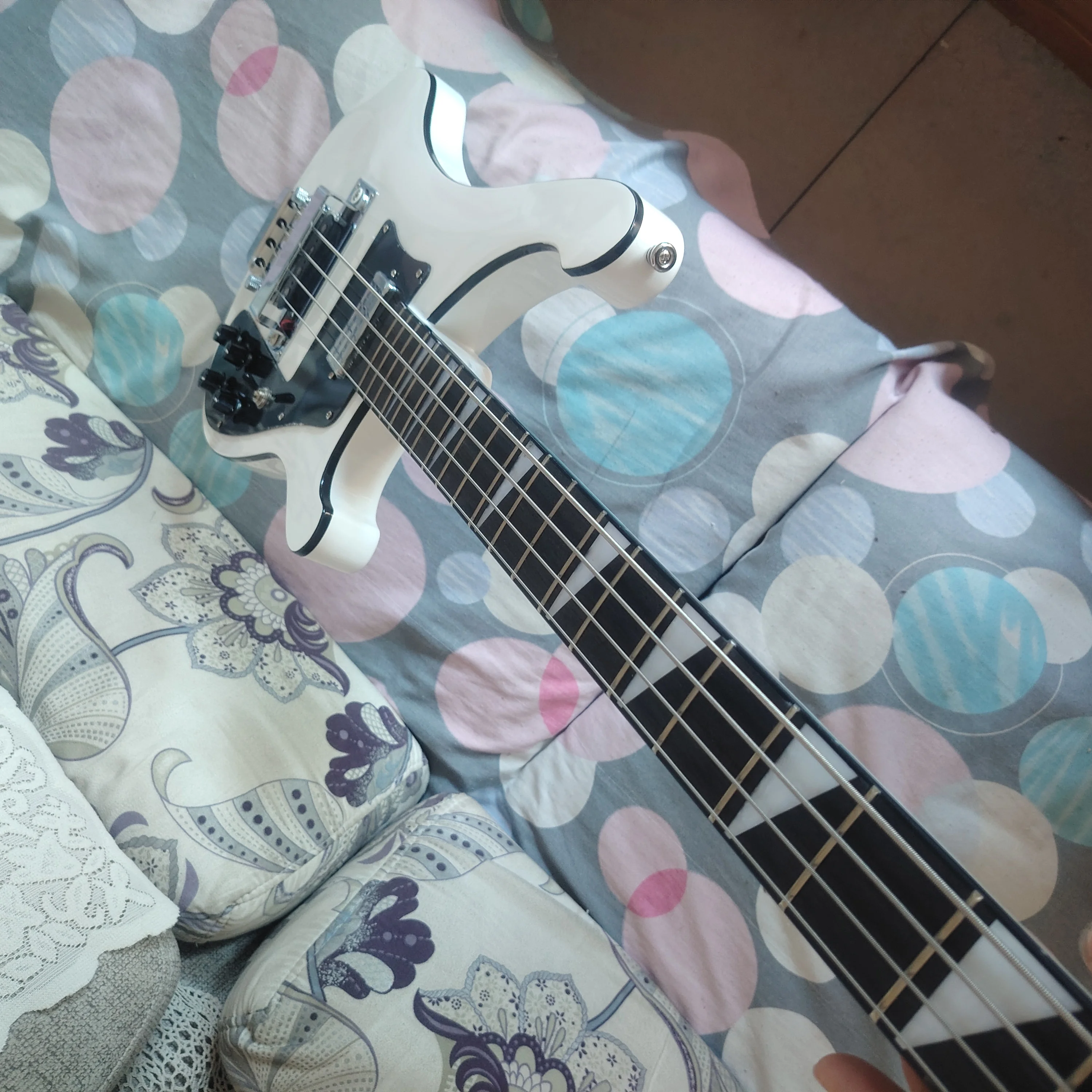 High quality professional debugging of white 4003BASS electric guitars in stock, fast delivery