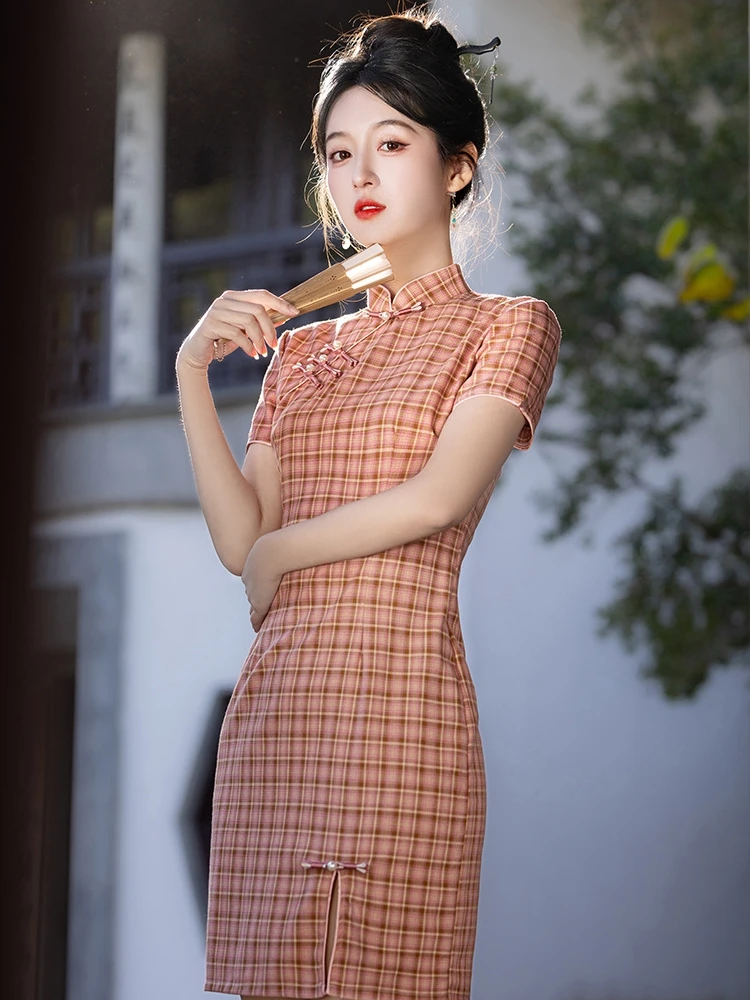 

Новая модная юбка-ципао для девочек 2026 года, маленького размера, из эластичного хлопка, с вышивкой, жемчужными пуговицами и клетчатым узором, в китайском стиле.