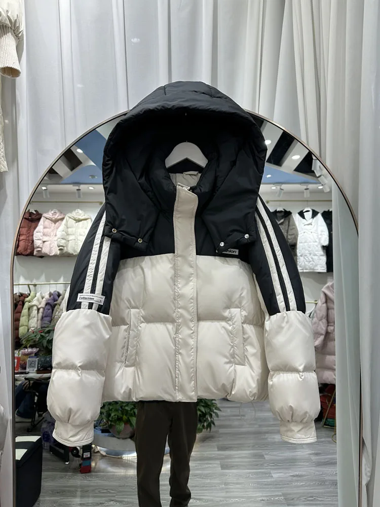 2025, neue farbblockierte Daunenjacke für Damen, kurze Kapuze, koreanische Version, weiße Entendaunen-Brotjacke, warmer Jacken-Trend