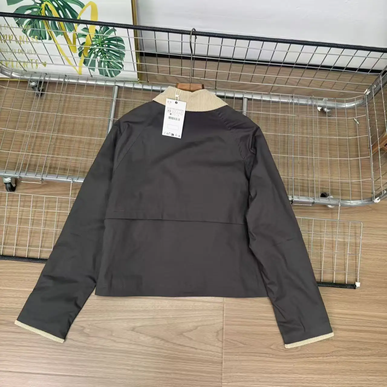 Jaqueta de Couro Wax com Detalhe de Zíper e Gola Blo, Nova Coleção de Outono WMXZ, Casual e Versátil para Mulheres