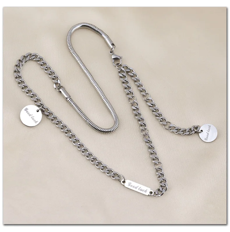 Wearing a collarbone chain necklace, it is fashionable and individual. Titanium steel letter pendant sweater chain