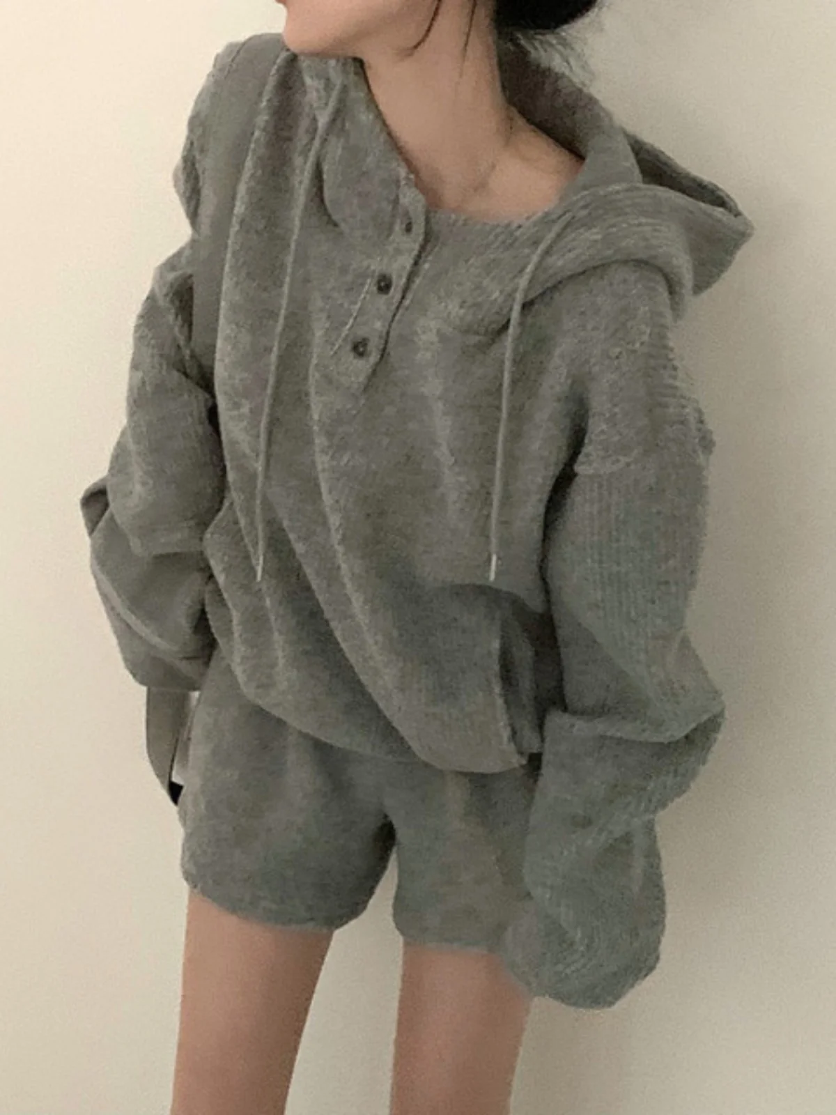 طقم نسائي شتوي عصري من قطعتين: هودي وشورت قصير، أزياء أنيقة تظهر الشباب ومتعددة الاستخدامات