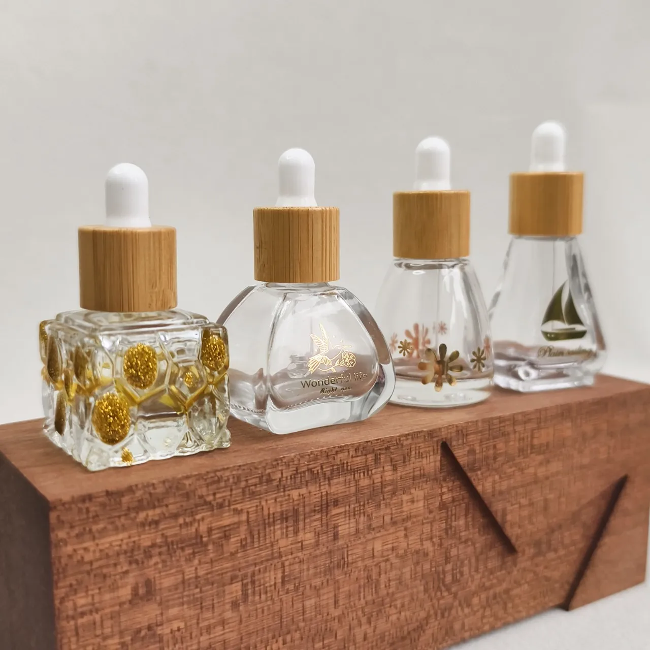 Bottiglia contagocce in vetro con tappo in bambù Confezione cosmetica fai-da-te per saloni di bellezza Bottiglia erogatrice di liquidi per oli essenziali