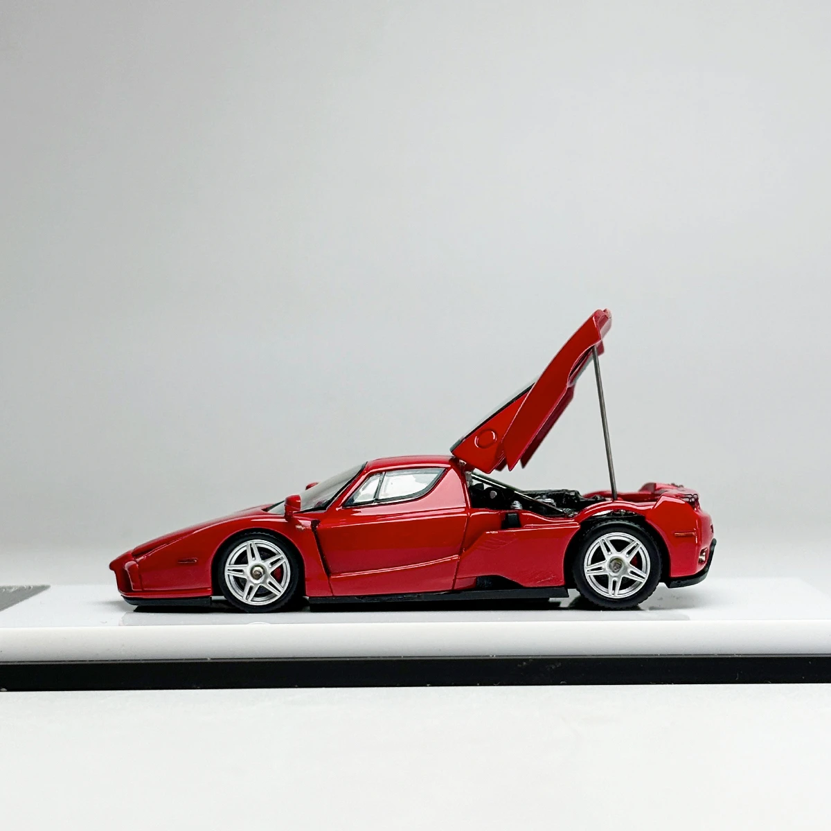 **Pre-order **Kingmodel 1:64 ENZO Standard Red White Diecast Model Car