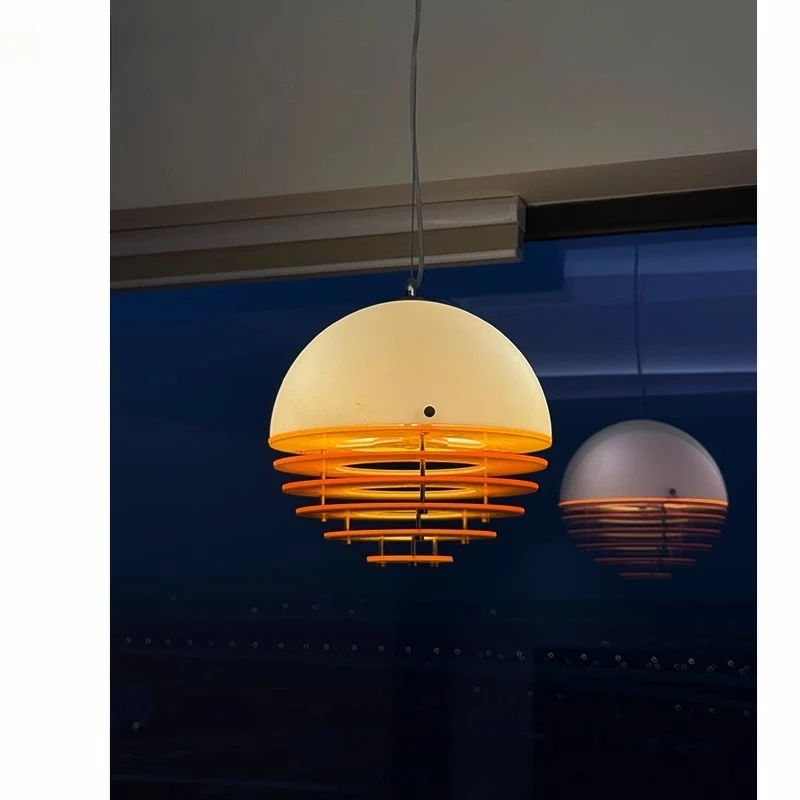 مطعم برتقالي لغروب الشمس بالرياح الكريمية في العصور الوسطى