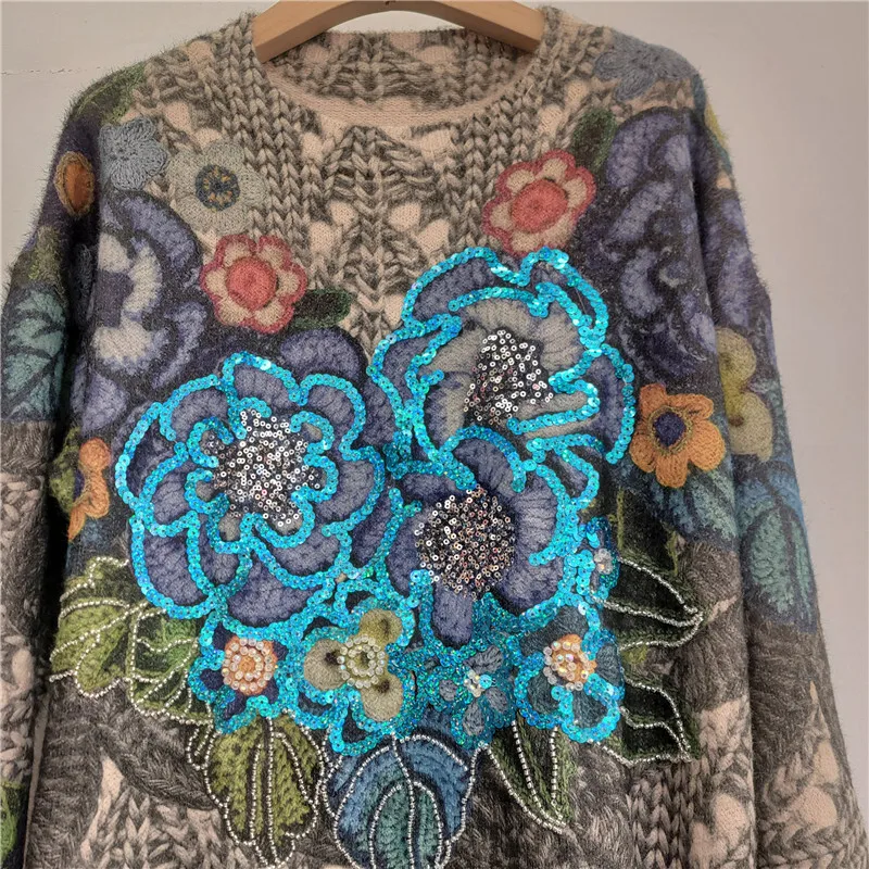 WTHT เสื้อสเวตเตอร์แฟชั่นผู้หญิงสไตล์วินเทจ ลายดอกไม้ปักเลื่อม ทรงหลวม รุ่นปี 2025 เสื้อแขนยาว คอกลม สำหรับผู้หญิง รุ่น 1LS2503