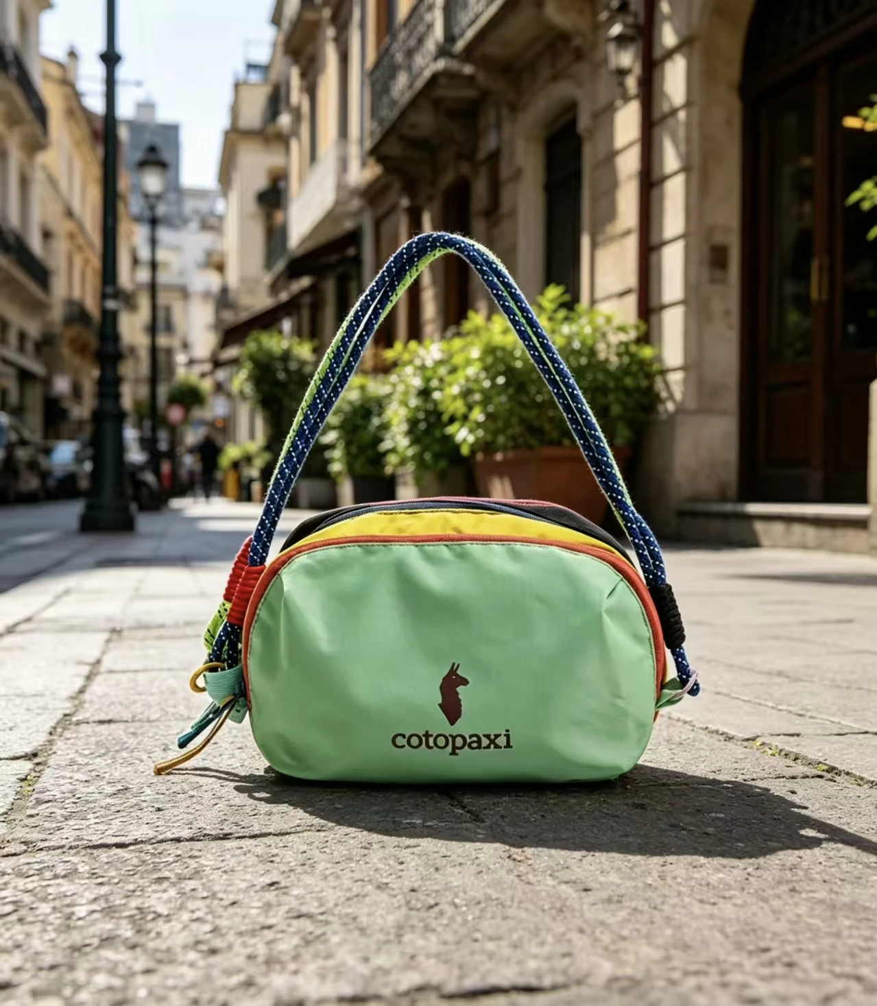 

New dopamine-colored travel crossbody bag and makeup bag, 4L large capacity waterproof nylon toiletry hanging bag