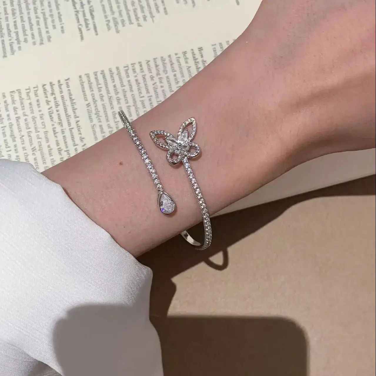 

2026 New Women's Fashion Adjustable Butterfly Bracelet Unique Design Classic Brand High Quality Gorgeous Luxury Jewelry Gift