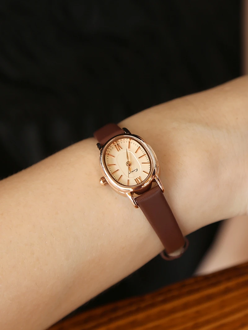 ساعة بحزام جلدي عالي القيمة للنساء تتميز بمينا صغير وأنيق وتصميم بسيط ومكرر. هدية مثالية للسيدات. #5