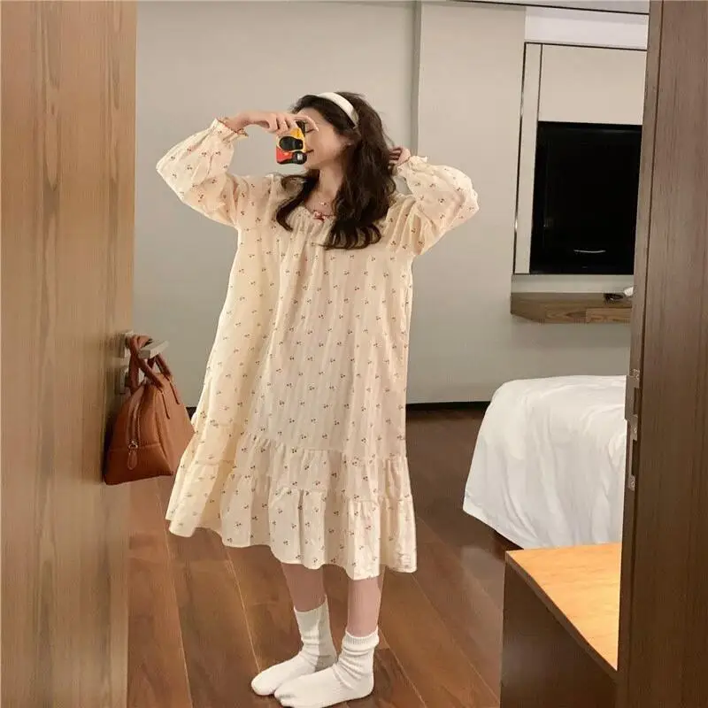 ชุดนอนเซ็กซี่แฟชั่นชุดนอนสีตัดกัน ชุดลำลองสำหรับผู้หญิงตัวเล็ก ลายเชอร์รี่ สำหรับฤดูใบไม้ร่วง