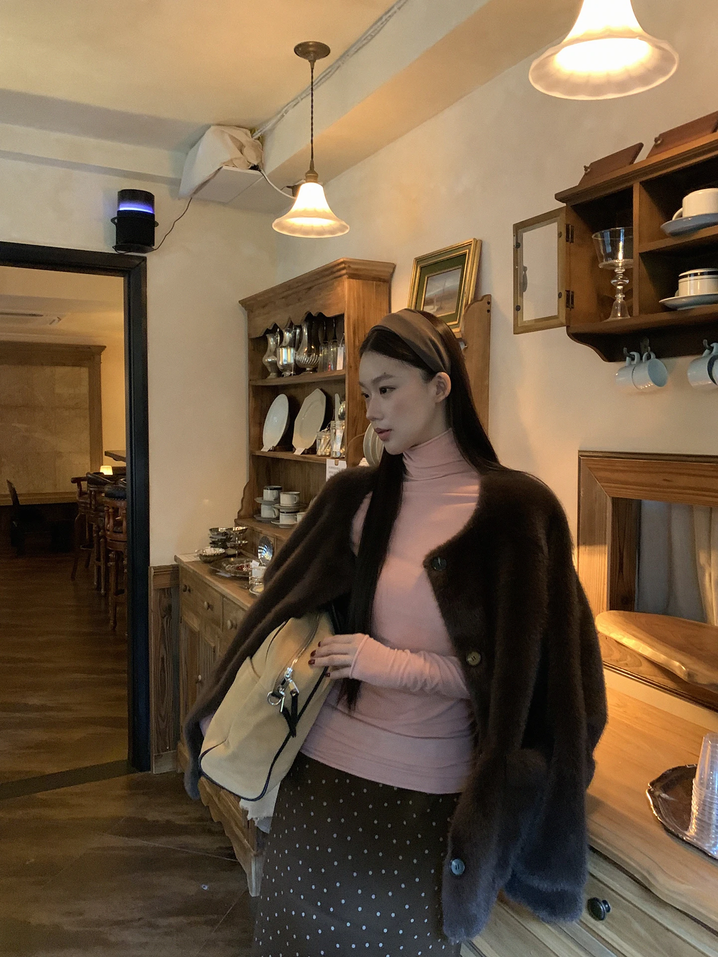 معطف فرو نسائي أحمر من ستوديو المشاهير لخريف وشتاء 2025، سترة قطنية جديدة شعبية بلون بني داكن، تصميم مستقيم بأسلوب عملي #1