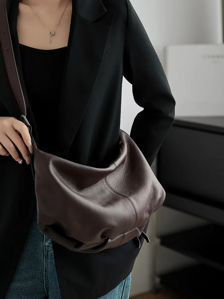 

2025 New Top Grain Leather Dumpling Bag Women Spacious Single Shoulder Bag Versatile Commuting Fashion Portable Crossbody Bag