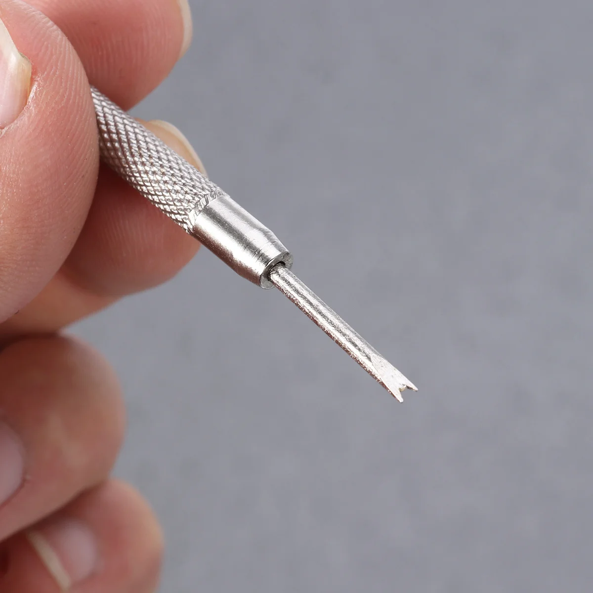 

4Pcs 22mm Black Silicone Rubber Watch Band Loops Durable and Wear Resistant with Tool for Easy Replacement Watch Accessories