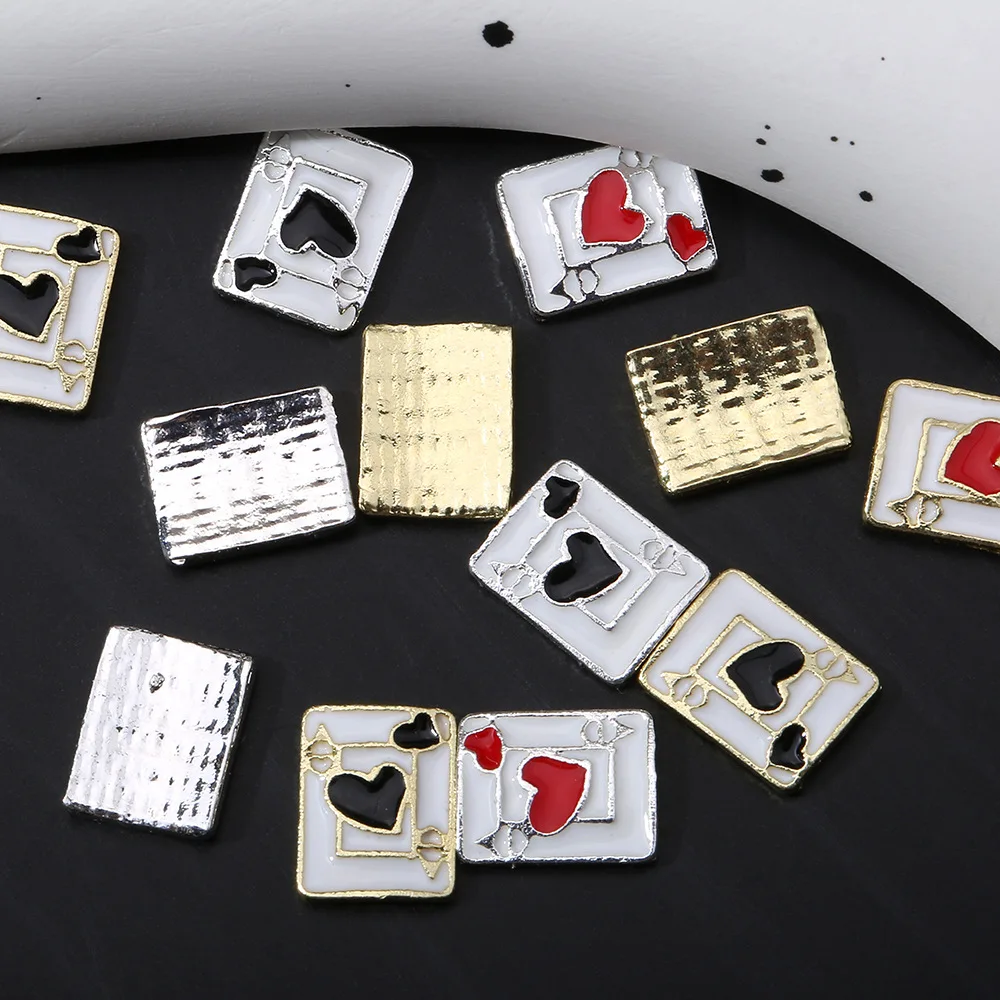 10 peças amuletos de unhas modernos com tema de pôquer-coração de liga de coração vermelho/pá com bordas douradas/prateadas acabamento esmaltado designs exclusivos de manicure