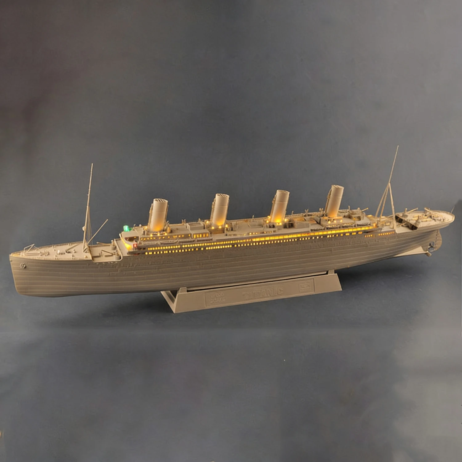 

1/200 Scale Titanic Cruise Ship Assembly Model with Exquisite Lighting Ships Static Model Ship Toy Ornament Cruise Ship Model