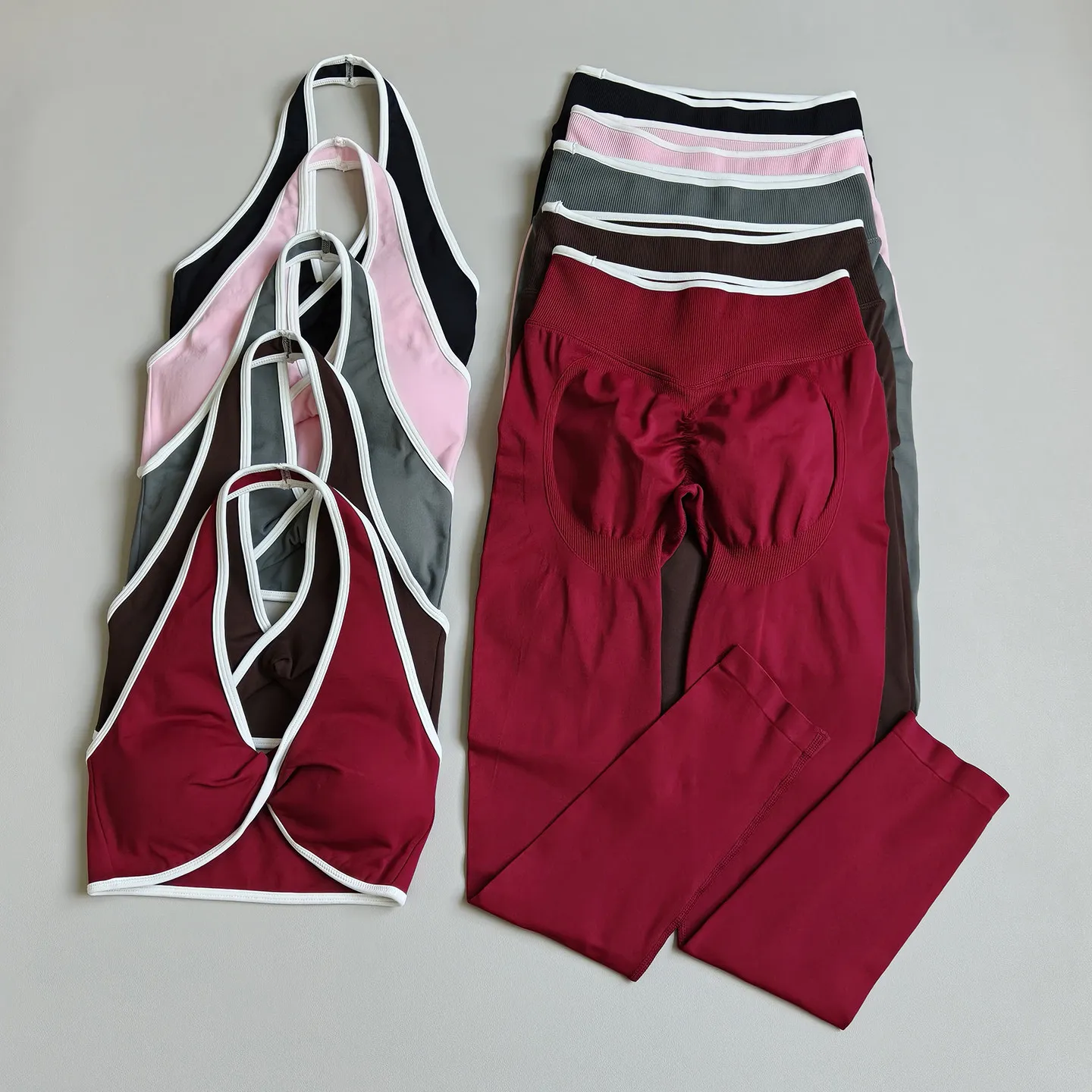 Nahtloses Yoga-Outfit für Damen, Fitness-Set, High-Waist-Yoga-Leggings, Neckholder-BH mit Trägern, Sport-Set, Fitness-Outfit – Detail 9