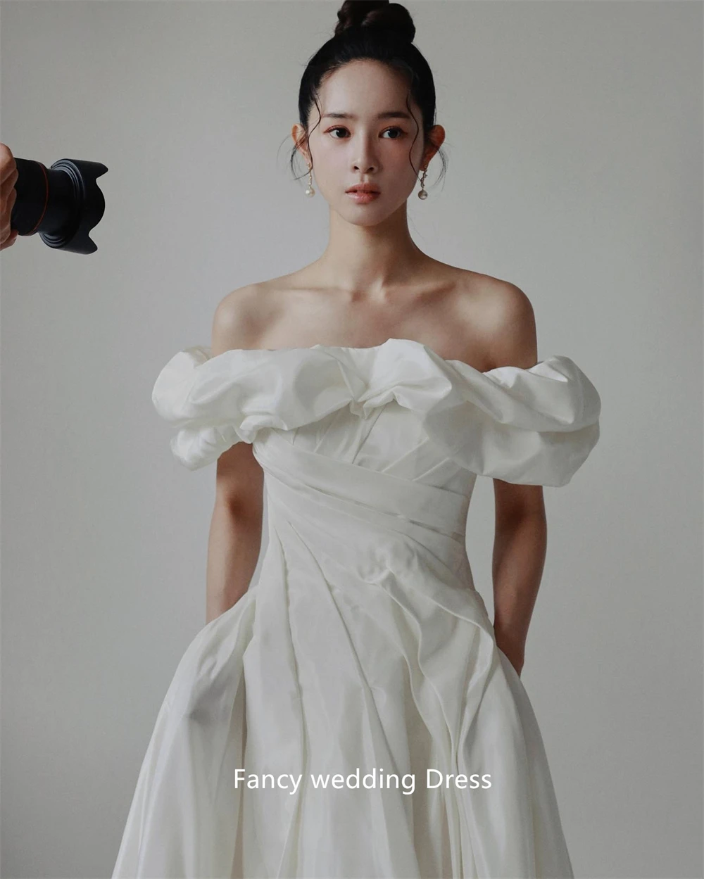 Fantasia Corea con spalle scoperte A Line Abito da sposa Fotografia Manica corta Taffetà Lunghezza pavimento A Line Abito da sposa personalizzato