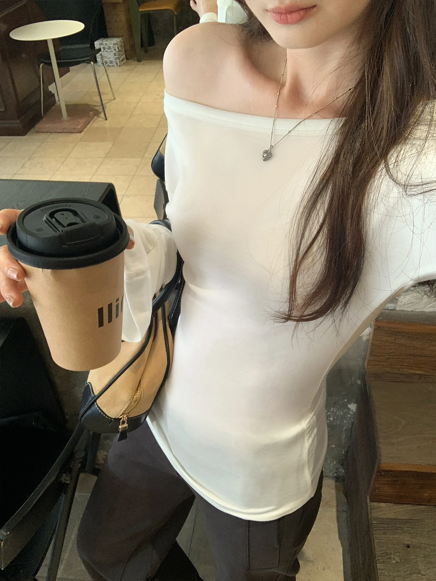 

Lacele Tianli White Shoulder Bared Long Sleeve Women's T-shirt Autumn 2026 New Style Light Maturity Unique Casual Comfortable