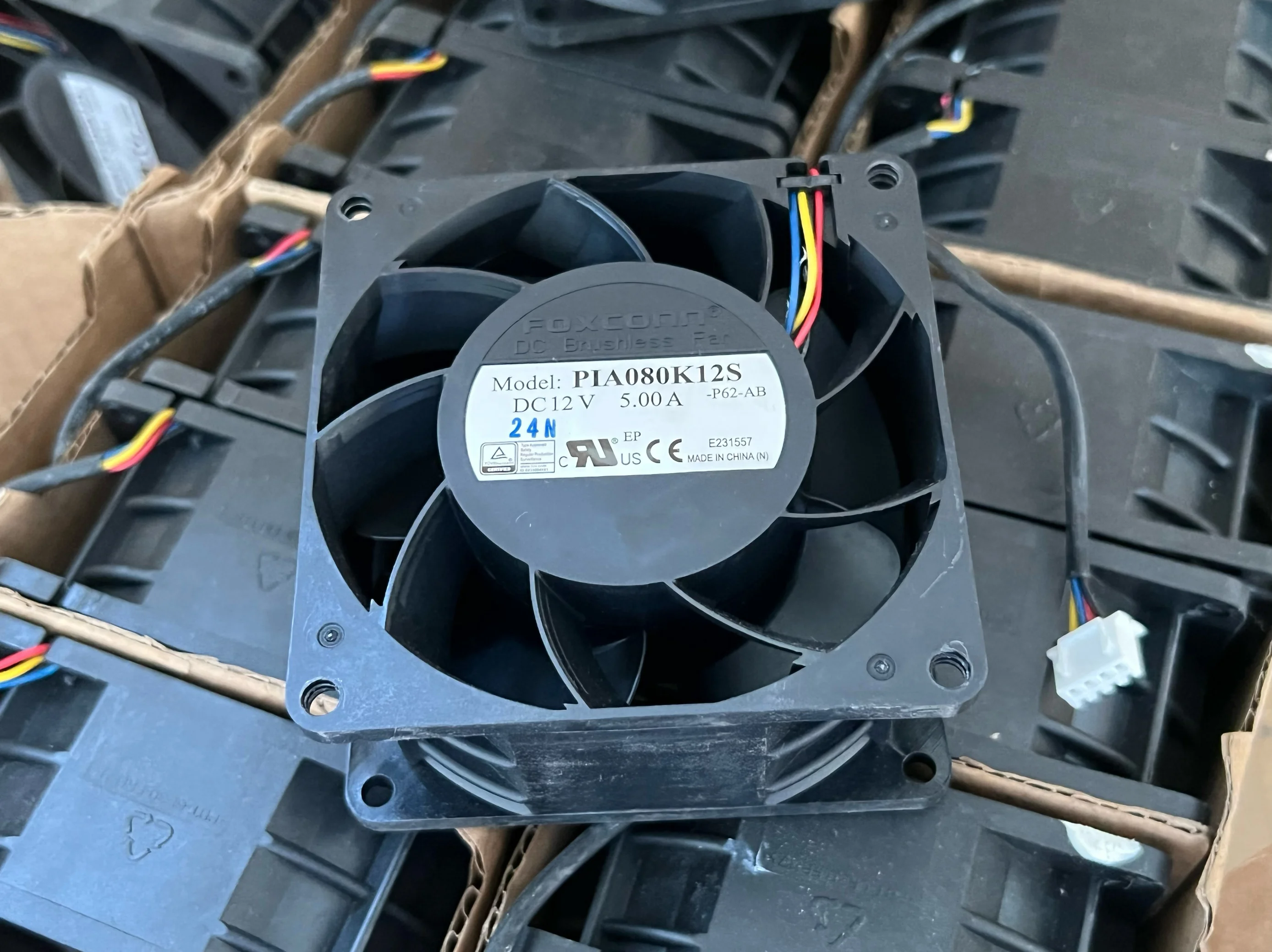 

Foxconn PIA080K12S-P62-AB DC 12 В 5,00 А 80x80x38 мм 4-проводной охлаждающий вентилятор для сервера