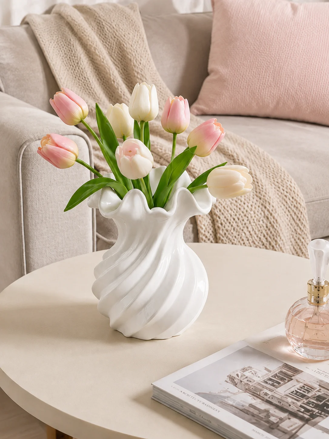 Creative and Artistically Pleasing White Swirl Mini Vase with Ruffled Edge and Wave-Shaped Mouth Design, Twisted Texture Imitation Ceramic Glossy Flower Vessel, Single Stem Dried Flower Arrangement, Desktop Decoration, Office Desk Coffee Table Bedside Table Decoration, Small Apartment Entryway Bathroom Dining Table Soft Decor, Unique Eye-Catching Item, Housewarming Gift, Wedding Favor, Bridesmaid Return Gift, Home Decor Item