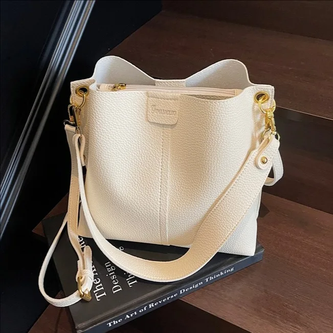 

2025 Новая модная сумка-ведро большой емкости для женщин с широким плечевым ремнем, дизайнерская роскошная сумка через плечо в винтажном стиле