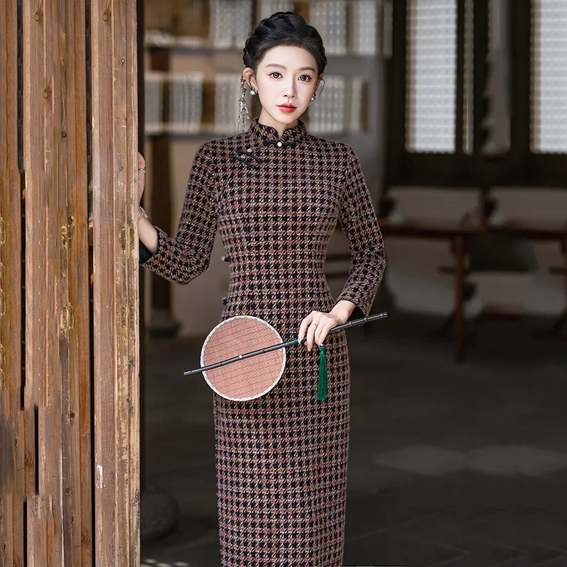 Herbst und Winter im chinesischen Stil, langer Stil, verbessertes Cheongsam, junger Stil, Damen-Retro-Slim-Langarm-Mutter-Qipao-Kleid