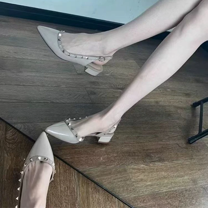 2026 Hochwertige spitze Damen-High-Heels: Neue Retro-Sandalen aus Lackleder mit Nieten – Bequeme Büro-Sandalen mit offenem Absatz – Detail 14