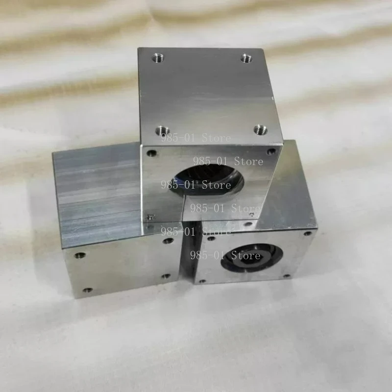 

Small Bevel Gear Reducer 1:1 Right Angle Reversing Gearbox with Keyway or Hexagonal Hole Shaft