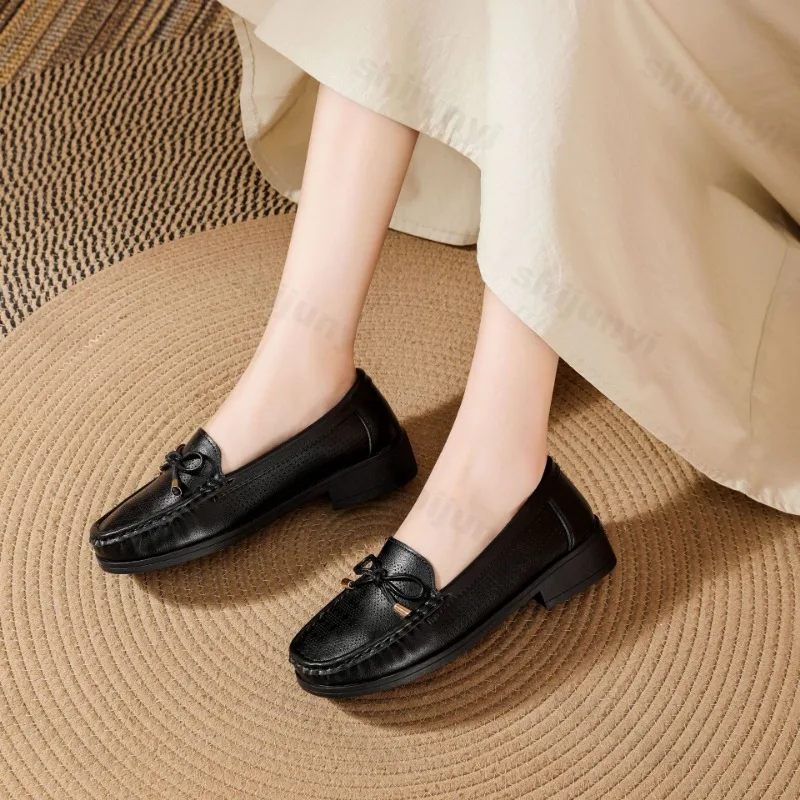 Wiosenne letnie buty damskie Miękkie podeszwy Lekkie mokasyny Wydrążone oddychające płaskie buty damskie Antypoślizgowe wygodne buty na co dzień