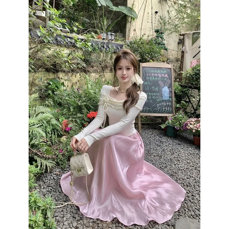 

Женский комплект из двух предметов: вязаный топ с открытыми плечами и атласная макси-юбка