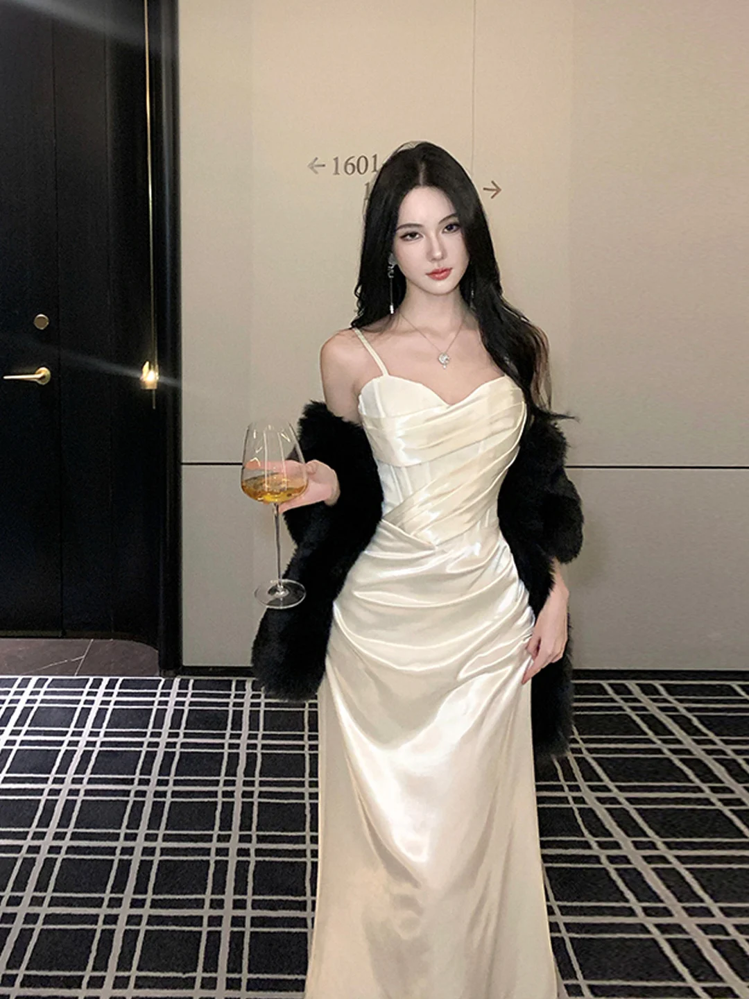 Sukienka na ramiączkach z satyny jedwabnej, wyszczuplająca, długa, wieczorowa, damska, modna, elegancka, do pracy, na wesele, na przyjęcie.