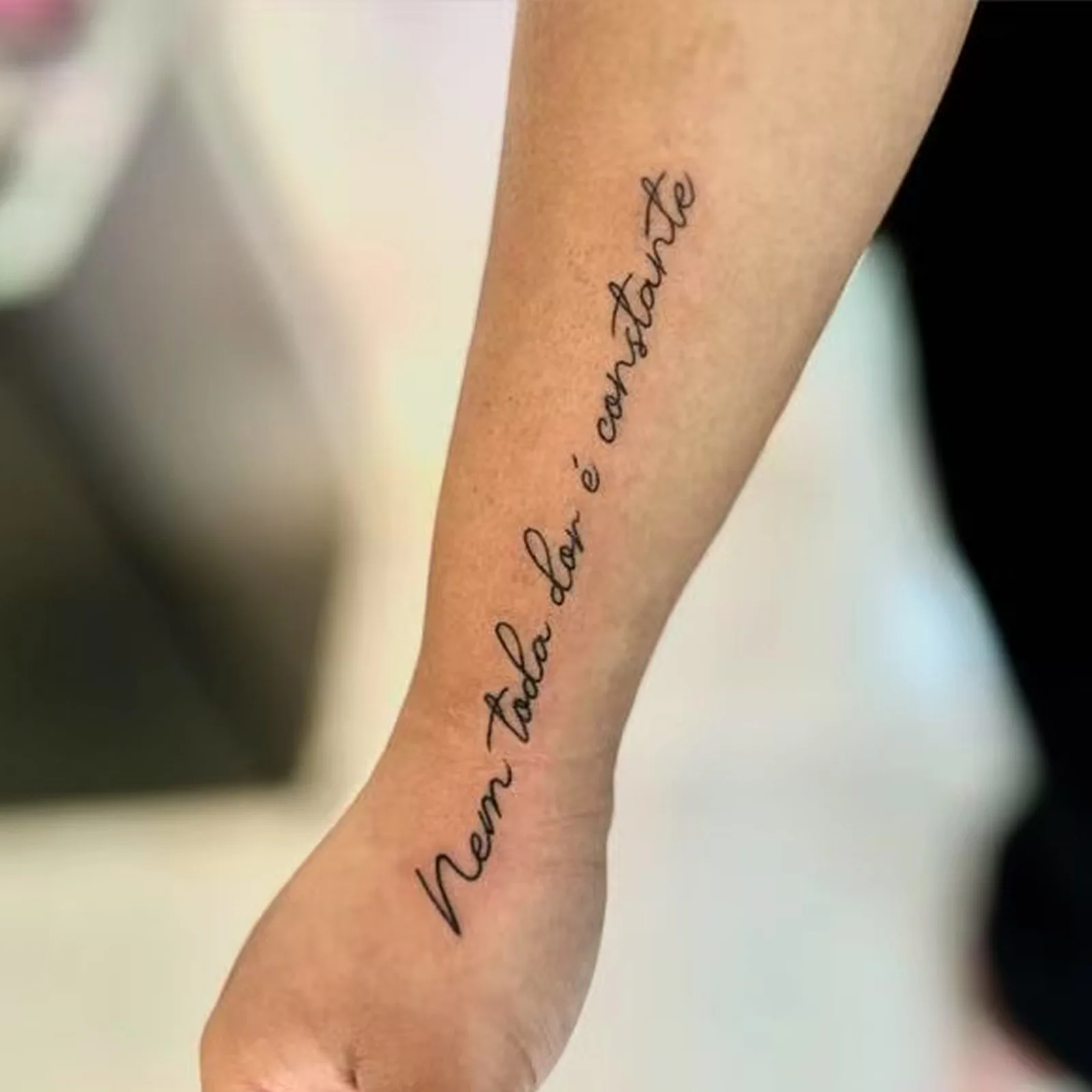 Tatuaje Temporal con Frase Portuguesa, “Nem toda dor é constante”, Escritura a Mano, Elegante, Resistente al Agua, para Brazo