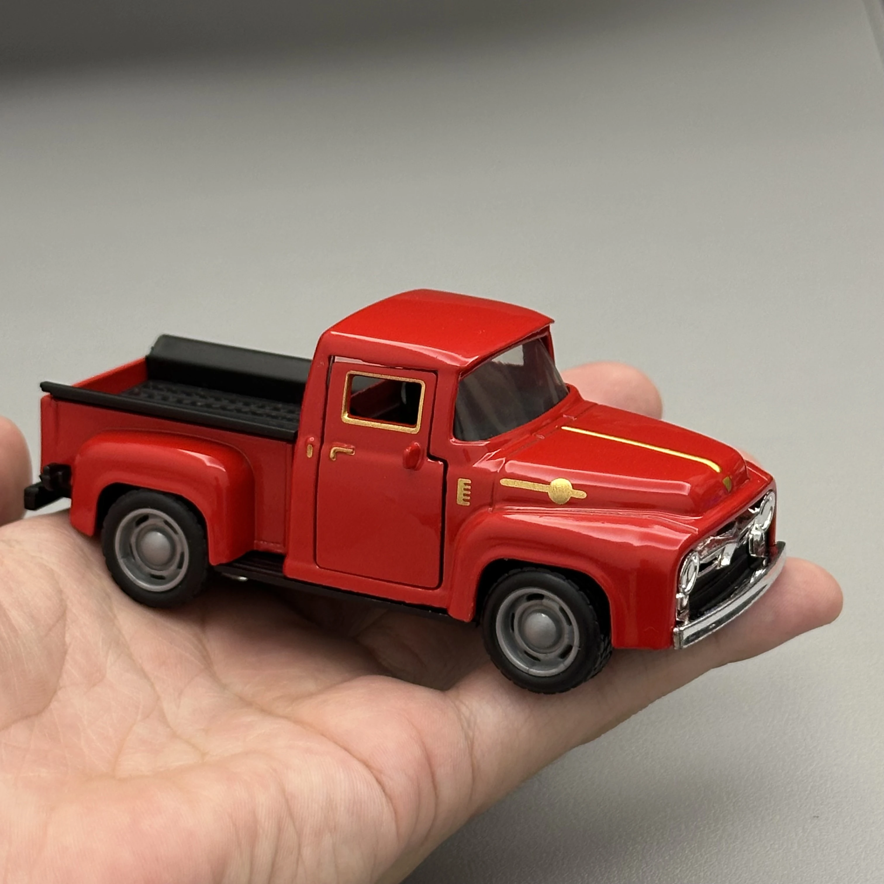 1/36 Scale Diecast Alloy Pickup Truck Model Car Toy Metal Body Vintage Design Openable Doors Mini Vehicle Collection Gift Kids