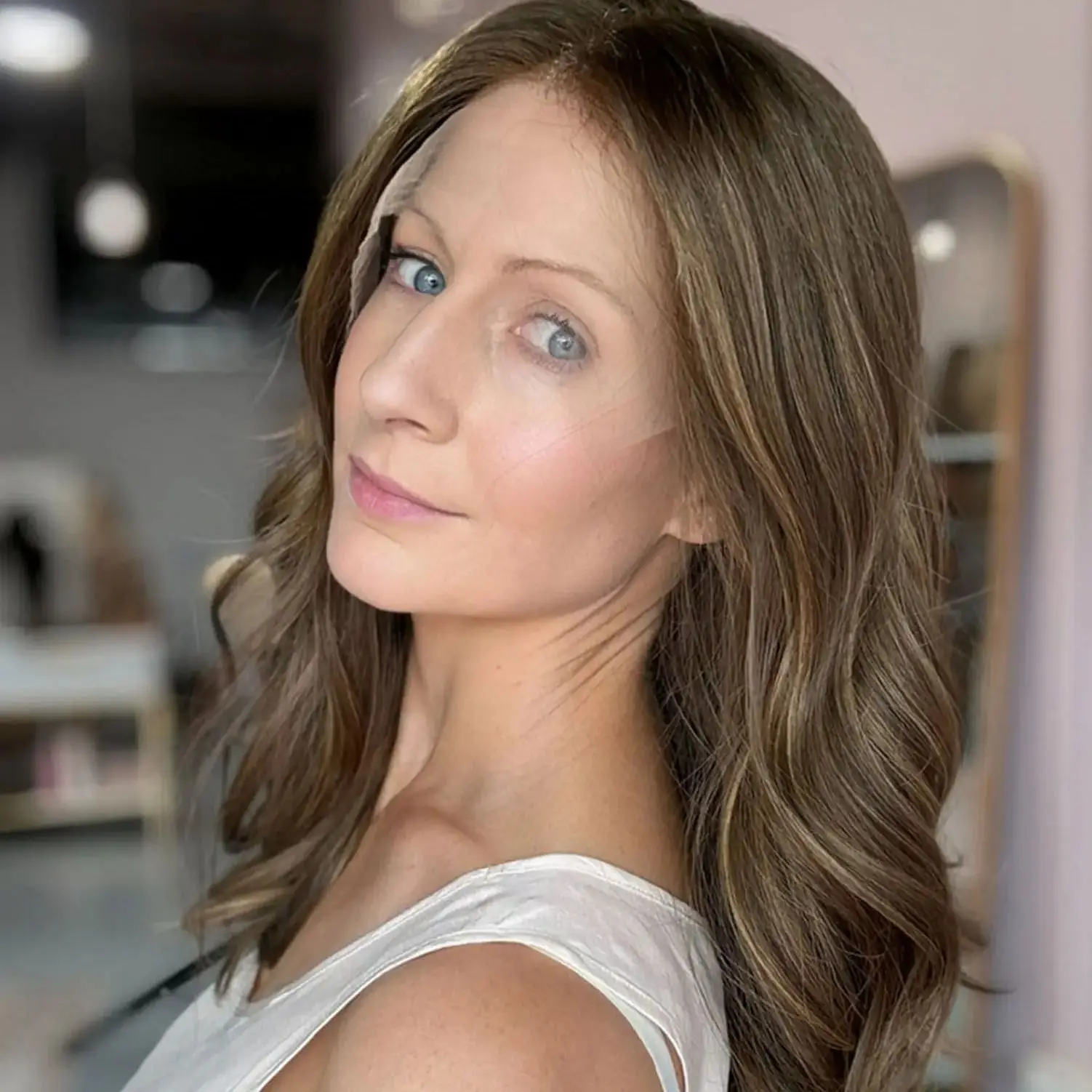 

Soft 20 Inches Ombre Caramel Brown Highlights Synthetic Lace Front Wigs Medium Length Loose Wave Glueless Wigs 180% High Density