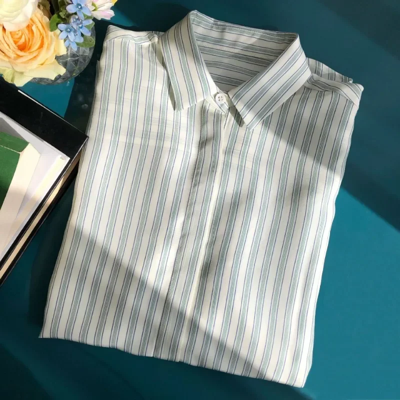 Tops de seda verde claro listra simples solta grande ombro caído camisa de manga comprida