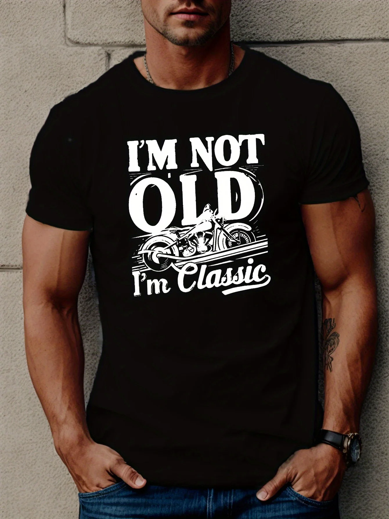 

Мужская футболка "Я не стар, я классика" – повседневная, с коротким рукавом, из дышащего полиэстера, с геометрическим узором, круглый вырез горловины.
