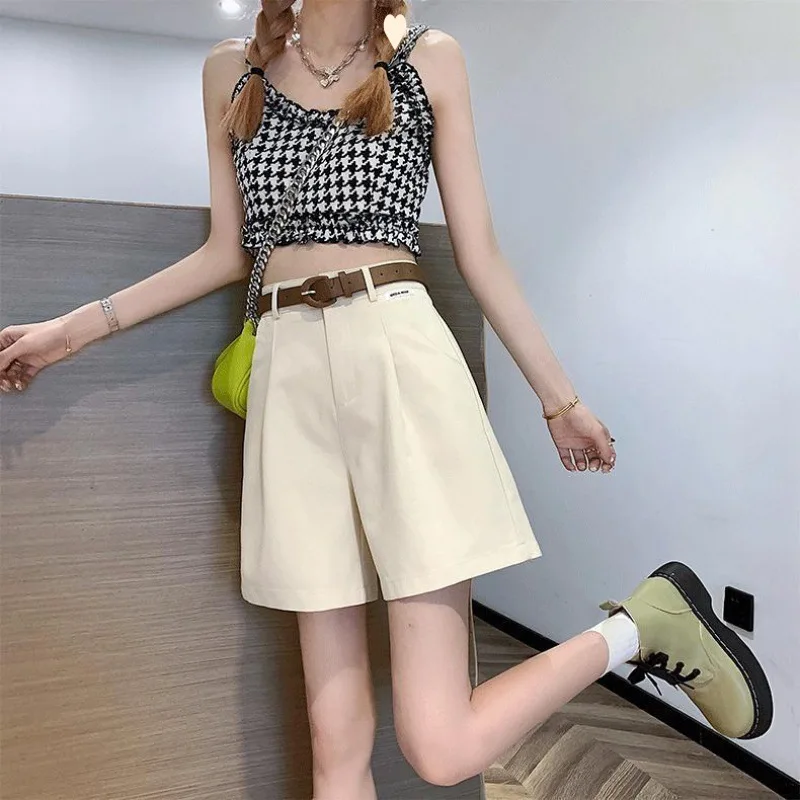 Celana pendek kaki lebar wanita, bawahan kargo longgar kasual pinggang tinggi warna polos dengan sabuk Musim Panas 2024