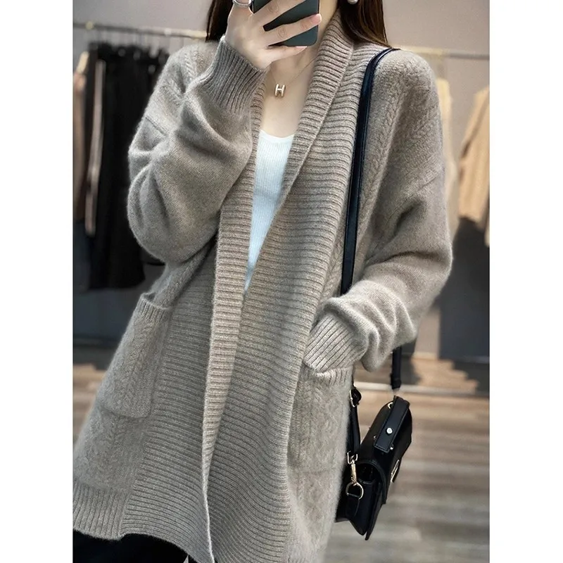 Sweater coat women's autumn and winter European goods new design sense niche lazy western-style casual loose knitted cardigan.
