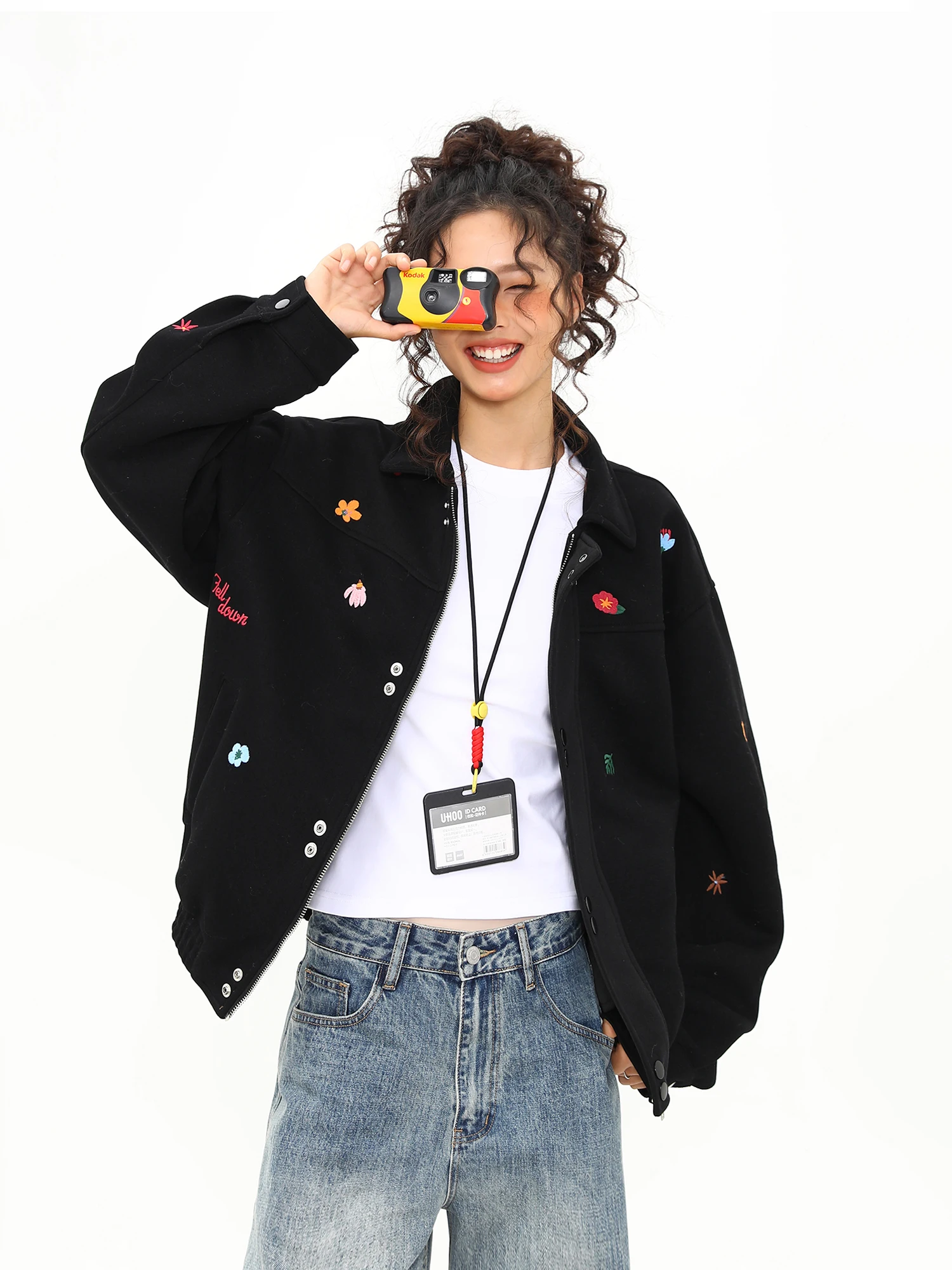 

Женская куртка Wildern Azi 2025: Новинка осенне-зимнего сезона, американское ретро-пальто с вышивкой, маленькой нашивкой и отложным воротником, трендовая модель