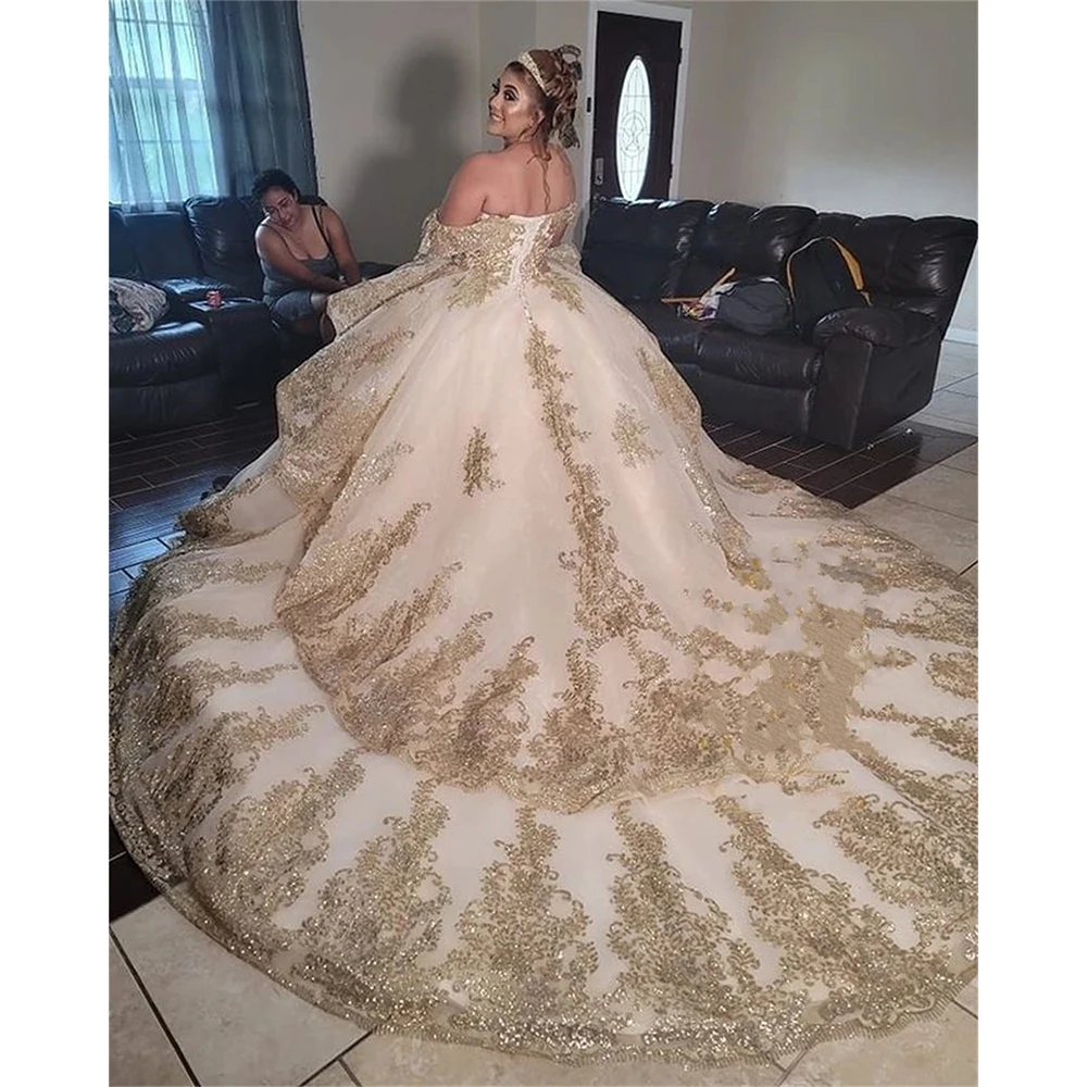 فساتين Quinceanera فاخرة 2023 ثوب حفلة لؤلؤ شبكي مزين بالترتر الذهبي بأكمام طويلة حلوة 16 فستان لحفلات التخرج