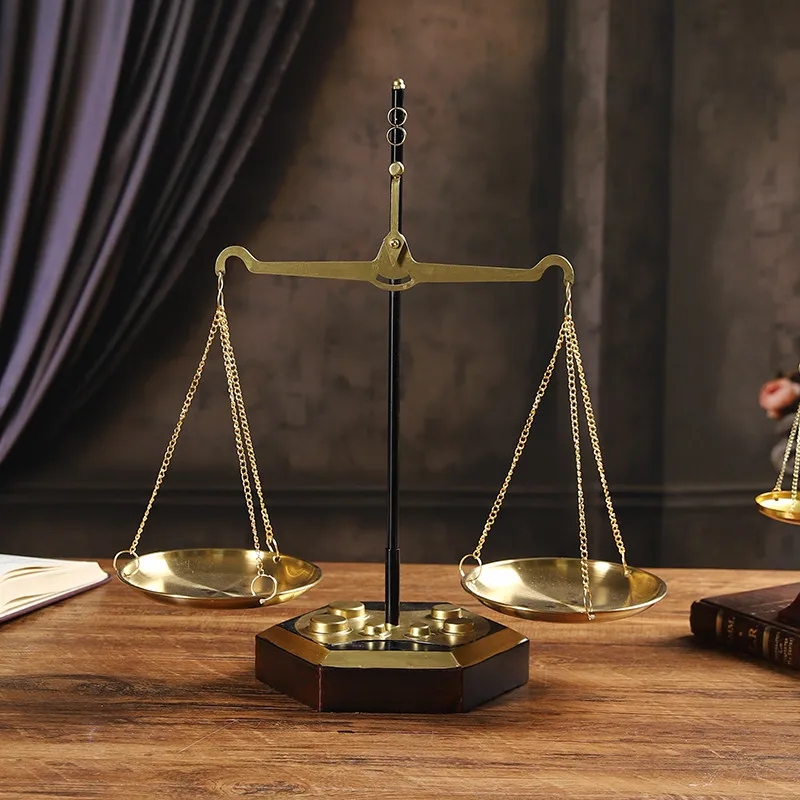 Vintage Metal Balance Scale Model Handmade Ornament Office Living Room Study Desktop Judge Props Decorations Home Decor Gifts