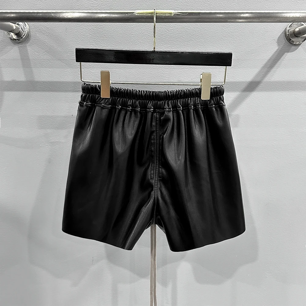 กางเกงขาสั้นผู้หญิง PU แบบมีเชือกรูดมีรูพรุนกางเกงเอวยางยืดผ่าข้างข้าง Y2k กางเกงหนังลำลองร้อยแบบลำลองใหม่2024ฤดูใบไม้ร่วง