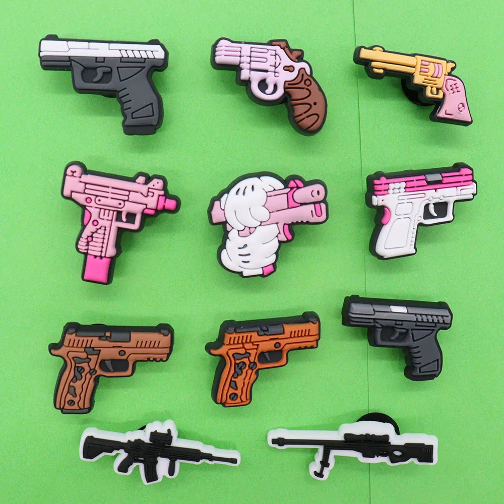 Dijes de pistola de PVC para niños, accesorios de pistola, hebilla de sandalia, bricolaje, decoraciones para zuecos, alfileres, pulseras, regalo para niños, mezcla de 50 piezas