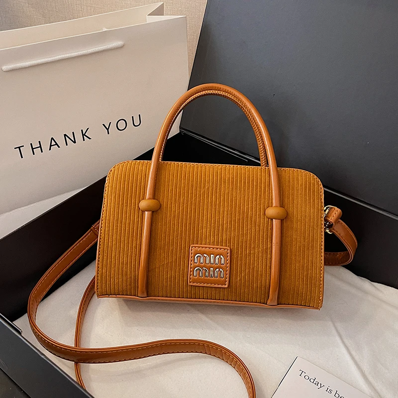 

Vintage-Style Leather Messenger Purse - Trendy Solid Color Design With Square Shape & Luxurious Textured Finish