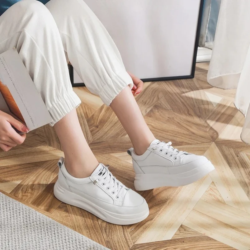 

2025 белые кроссовки на платформе, женская обувь для девочек, лоферы из искусственной кожи, вулканизированная обувь без шнуровки, массивные кроссовки на толстой подошве