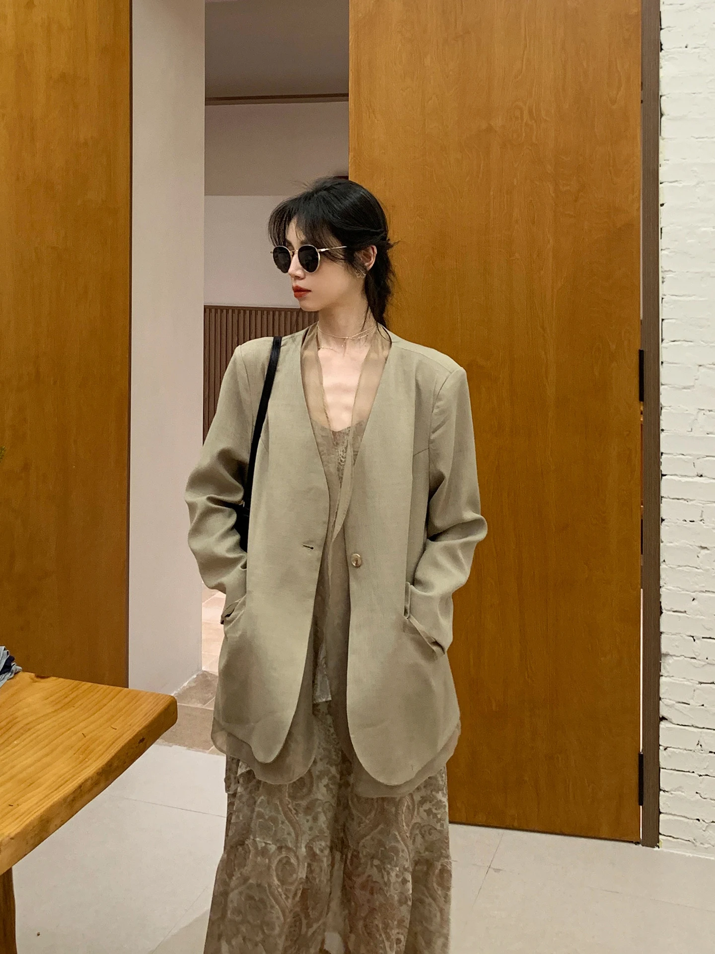 

Женский костюм цвета хаки с сетчатыми вставками: элегантная утягивающая верхняя одежда, новинка весеннего сезона, ультра-сказочный стиль, свободный крой, длинный рукав, куртка.