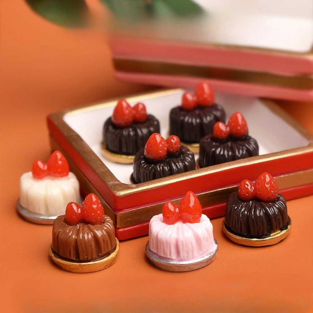 

5pcs Mini Cake Strawberry Cupcakes Miniature Dollhouse Resin Food Toys DIY Accessories Food Play Toys Decoration Desktop Decor