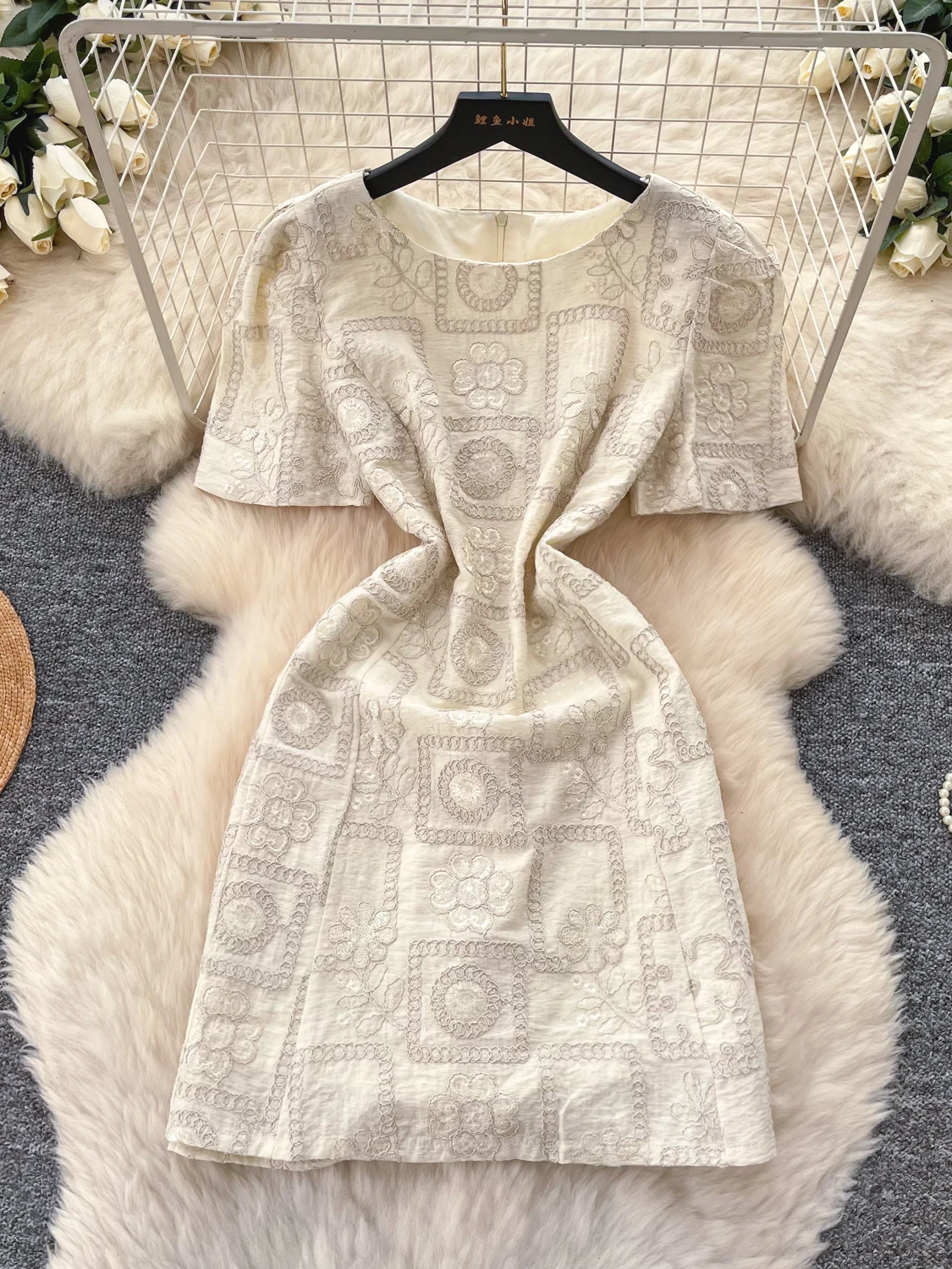 

Платье А-силуэта с объемной вышивкой, женское, летнее, с коротким рукавом, с завышенной талией, стройнящее, для офиса, в корейском стиле, с жемчужной отделкой, полиэстер...