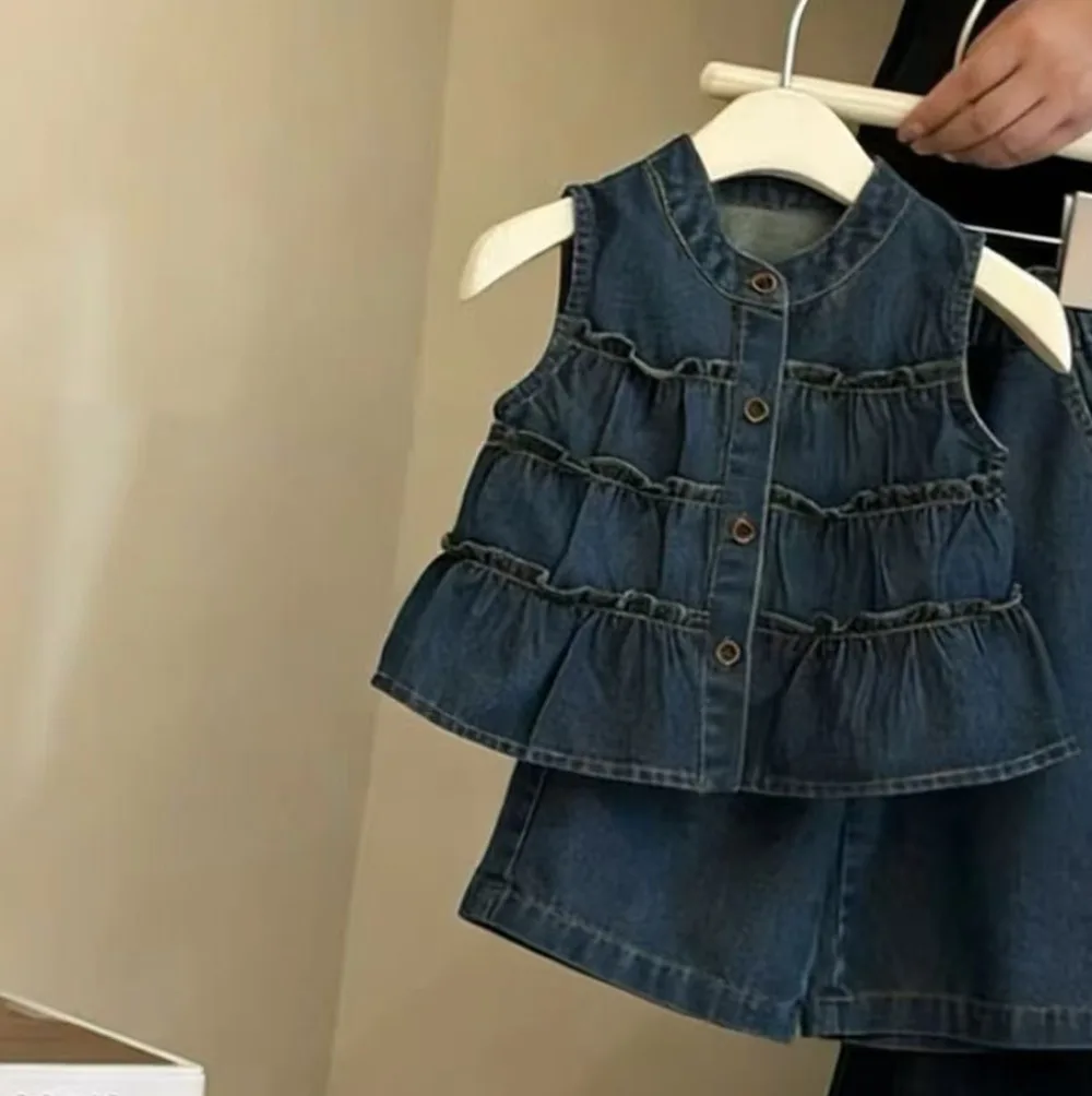 

Комплект из денима для девочек Bear Leader, лето 2026S: модный новый синий топ без рукавов с эффектом мятости и вставками + прямые брюки, комплект из двух предметов